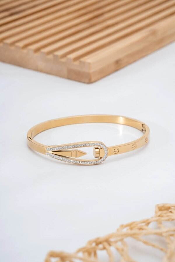 Huma Fashion özel seri, üzerinde kristal taşlar bulunan altın sarısı kilitli kelepçe bileklik.