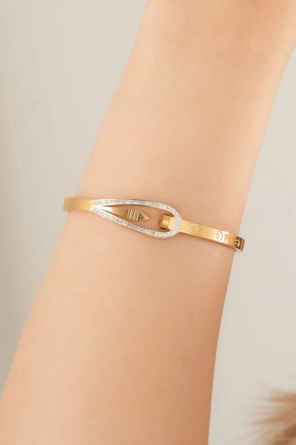 Bilekte şık ve modern bir duruş sergileyen, özel tasarım altın kaplama kadın bileklik modeli.