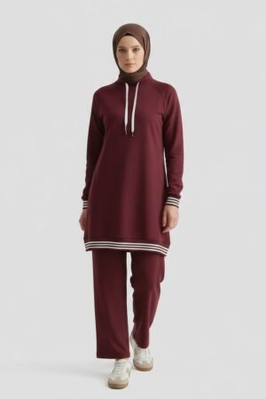 Huma Fashion bordo renkli, bağcık detaylı, uzun kollu rahat kesim tunik ve pantolon ikili tesettür takım.