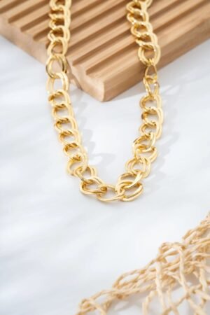 Halka Zincir Formlu Altın Kaplama Kolye sergilenmiş durumda