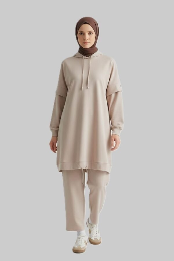 Huma Fashion bej renkli, bağcık detaylı, uzun kollu rahat kesim tunik ve pantolon ikili tesettür takım.