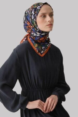 Huma Fashion Yanık oranj desenli eşarp takmış kadın.