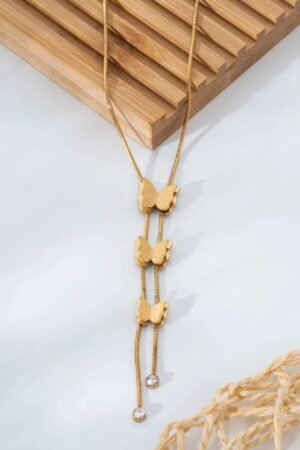 Üst üste sıralanmış üç adet minimal kelebek figürlü altın kaplama şık zincir kolye.