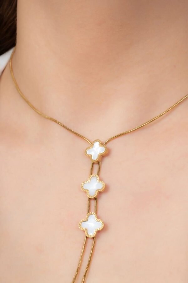 Huma Fashion üçlü beyaz yonca figürlü, altın sarısı zincirli şık kadın kolye modeli.