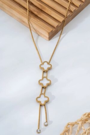 Üçlü şans yoncası kolye sergilenmiş durumda