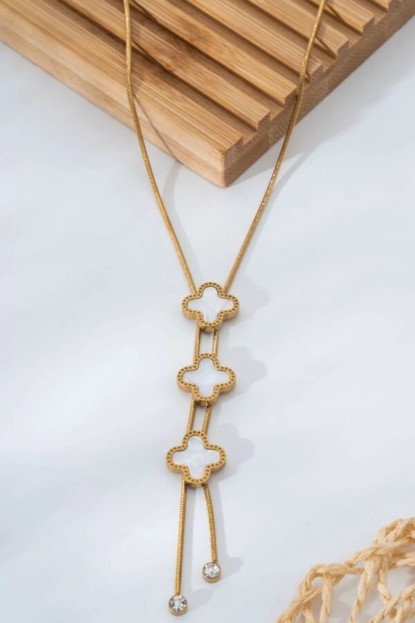 Üçlü şans yoncası kolye sergilenmiş durumda