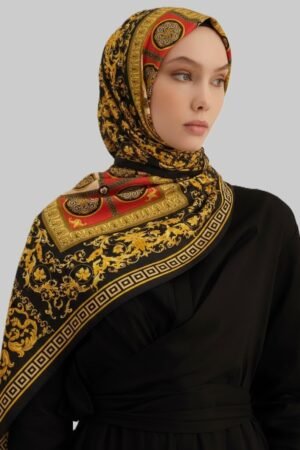 Huma Fashion siyah ve altın sarısı (gold) barok saray desenli, kırmızı detaylı lüks ipek eşarp bağlamış kadın model.
